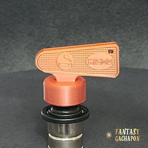 Puede incluir: Un encendedor de cigarrillos de plástico marrón con una superficie texturizada y la palabra "Gismo" impresa en él. El encendedor está unido a una base de metal negro.