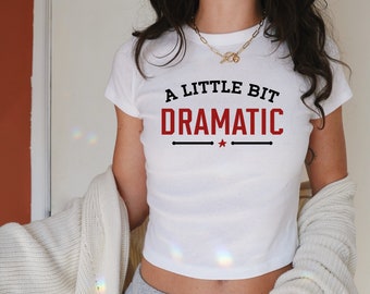 Little Bit Dramatic Baby-T-Shirt, Kinder-T-Shirts für Erwachsene, Retro Y2k-Mode-Outfit, 2000er Trend-Shirt, weißes Grafik-T-Shirt, Streetwear-Damen-T-Shirt