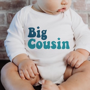 Big Cousin Langarm Body, bald ein großer Cousin, Schwangerschafts Ankündigung Einteiler, passender Cousin Body, Geschenk für Neffe Shirt