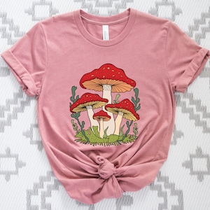 Camicia a fungo per donne, maglietta Cottagecore, maglietta Comfort Colors di funghi rossi, camicia estetica, maglietta stampata grafica da donna, maglietta fairycore