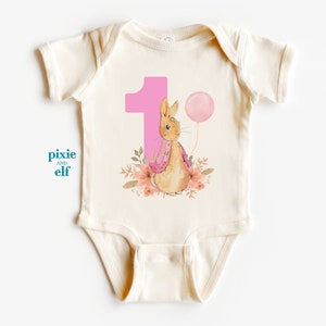 Erster Geburtstag Hase Body, rosa Kaninchen Thema zum Geburtstag, rosa Flopsie Hase einteiliger Body, Peter Kaninchen Geburtstag Outfit oder Geschenk