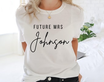 Zukünftige Frau personalisierte Braut T-Shirt, Brautdusche Shirt, Verlobungsgeschenk, Hochzeit und Hen's Party Top, Geschenk für Braut, Junggesellinnenabschiede Shirt