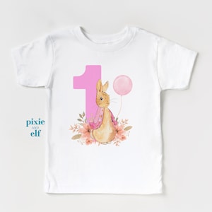 Erster Geburtstag Hase T-Shirt, rosa Kaninchen Thema zum Geburtstag, rosa Flopsie Kaninchen einteiliger Body, Peter Kaninchen Outfit oder Geschenk