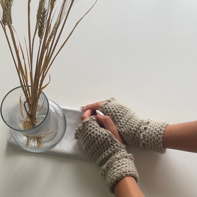 Crochet Wrist Warmers Pattern zdjęcie 2