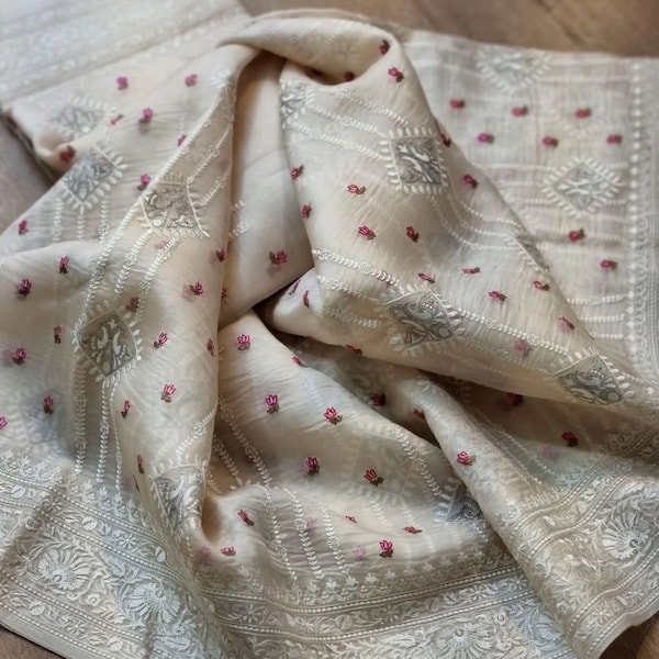 Sari en organza de soie blanc cassé pur et doux avec sari de broderie touch op de travail Lucnawi et argent zari