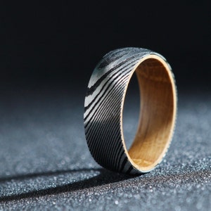 Men's Silver Damascus Steel - Whiskey Barrel Inlay - Hand Crafted Solid Walnut Box Ring Size 7-13 - Great Gift or  Perfect Wedding Band