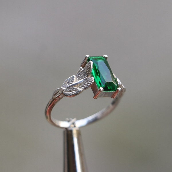 Bague solitaire émeraude par Caitlyn minimaliste • Bague de fiançailles diamant émeraude vintage • Bijoux art déco tendance • Cadeau pour elle •