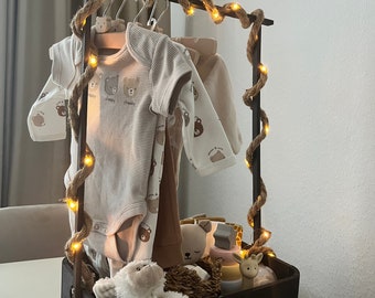 Babyshower Geschenkidee Babyhamper (Kleiderstange)