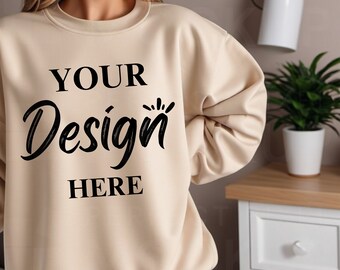 Gildan 18000 Mockup | Gildan Sand Sweatshirt Mockup | Sweatshirt Modell Mockup | Gildan Sand | 18000 Sand | Modernes Haus Atheistisches Mockup