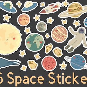 Puede incluir: Un conjunto de 36 pegatinas con temática espacial que incluyen planetas, estrellas, un cohete, un cometa, un OVNI y un astronauta. Las pegatinas son coloridas y tienen un estilo de dibujos animados.