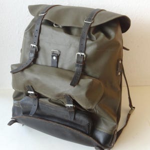 Mochila militar vintage de cuero negro impermeable y recubierta de goma del ejército suizo, 1988, talla de talabartería, rareza, modelo suizo 71, para pesca al aire libre.