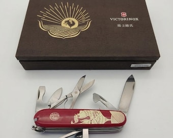 Victorinox Huntsman Year of the Rooster Limited Edition 2017 1.3714.E6 NEU SAK Red Collectors Knife Rare find Brand New NOS