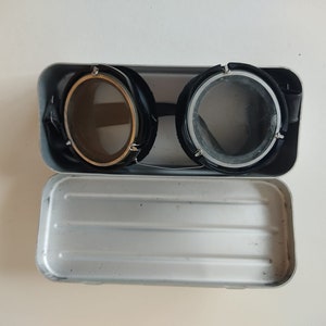 Unbenutzte Schweizer Armee Militär Maske Schutzbrille Schutz Sicherheitsmaske ABC Brille mit Original Etui, vintage