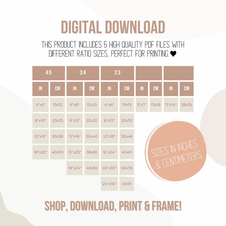 Pu&ograve; includere: Un grafico che mostra diverse dimensioni di stampa in pollici e centimetri per i download digitali. Il grafico include cinque diversi rapporti di aspetto: 4:5, 3:4 e 2:3. Il testo "SHOP, DOWNLOAD, PRINT & FRAME!" &egrave; nella parte inferiore del grafico.