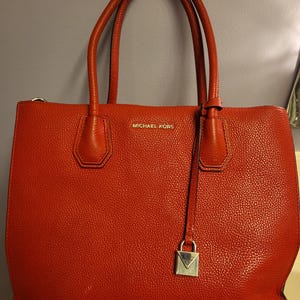 Bolso de mano rojo brillante ligeramente usado de Michael Kors