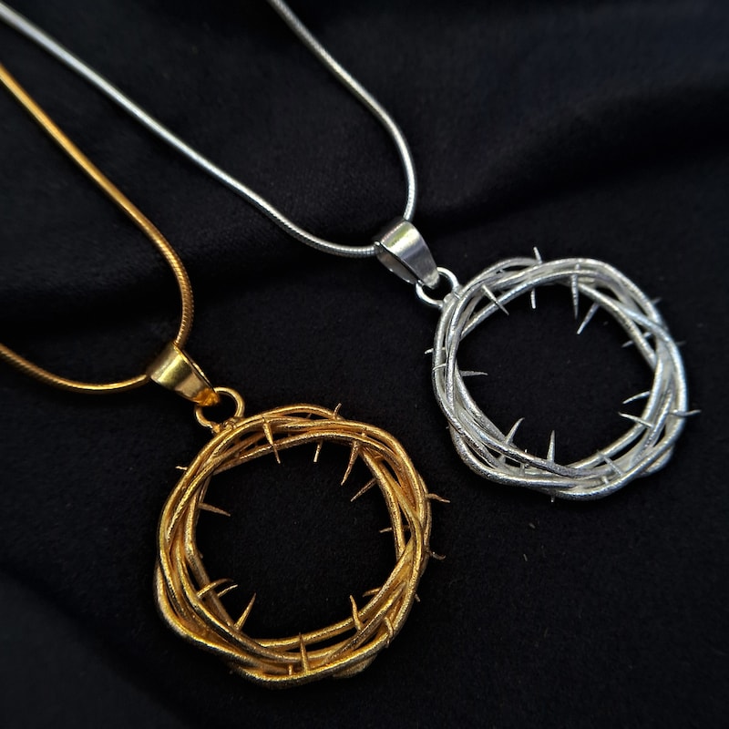Queen Of Thorns Pendant Necklace main image 0