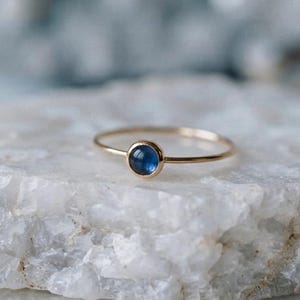 Anello con cianite blu naturale, incastonato in oro massiccio, anello minimalista con pietre preziose, alternativa alla pietra portafortuna di settembre, anello impilabile delicato fatto a mano