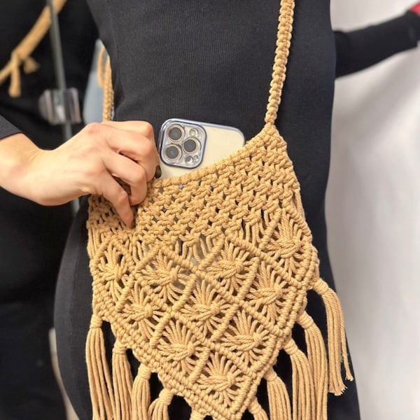 Handgefertigte Makramee-Tasche mit Gold-Akzenten: Perfektes Accessoire für jeden Anlass
