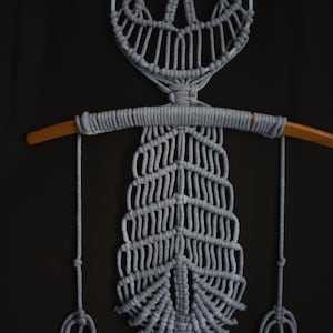 Schaurig-schräger Spaß: Das Makramee-Skelett für deine verrückte Halloween-Deko!