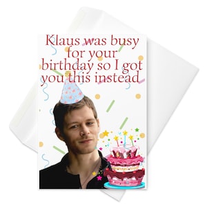 Op de afbeelding: Verjaardagskaart met een man met een feesthoed, een meerlaagse taart en de tekst "Klaus was busy for your birthday so I got you this instead". De kaart zit in een witte envelop.