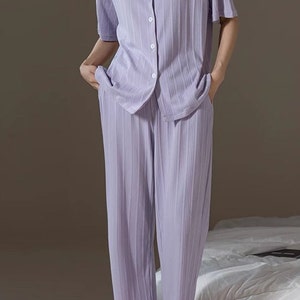Conjunto de pijamas de algodón, monograma de pijama clásico, regalo único para ella, regalo cómodo para ella, pijama con 2 bolsillos en los pantalones Light Purple