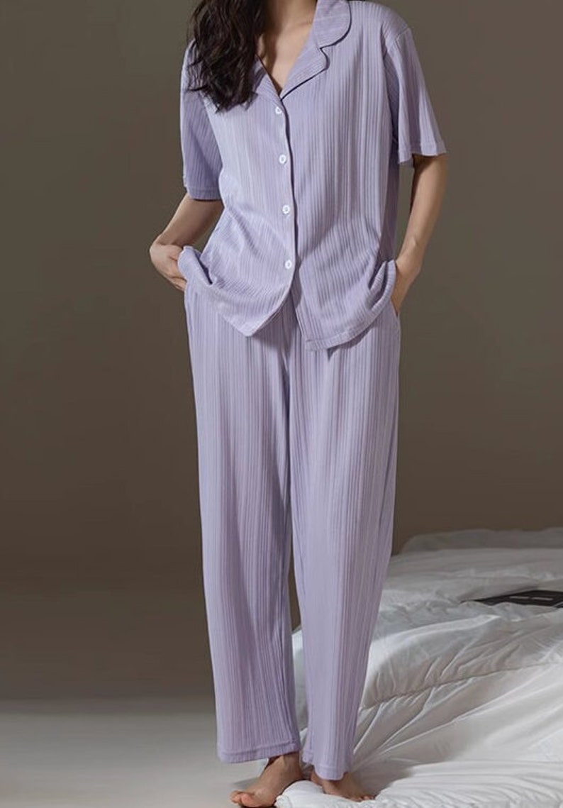 Conjunto de pijamas de algodón, monograma de pijama clásico, regalo único para ella, regalo cómodo para ella, pijama con 2 bolsillos en los pantalones Light Purple