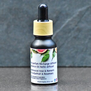 Peut inclure: Une bouteille en verre noir avec un bouchon en bois et une étiquette blanche. L'étiquette représente un pamplemousse et porte le texte suivant : "parfum Recharge diffuseur fragrance Oil Refill diffuseur  Pamplemousse rose & Romarin Grapefruit & Rosemary  sans ptalate ni paraben paraben free fragrance Atief thatie.etsy.com".