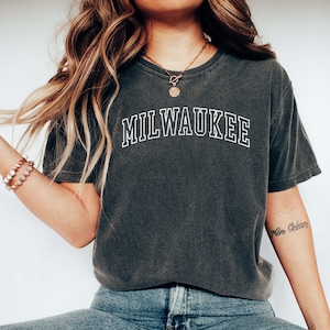 Chemise MILWAUKEE, T-shirt COULEURS CONFORT, cadeau Milwaukee, t-shirt Milwaukee Bachelorette, voyage entre filles à Milwaukee, chemise universitaire surdimensionnée.