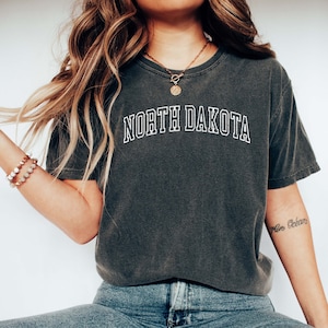NORTH DAKOTA Shirt, COMFORT Colors T-shirt, North Dakota Honeymoon, North Dakota Girl&#39;s Trip, North Dakota T-shirt, Oversized College Shirt.