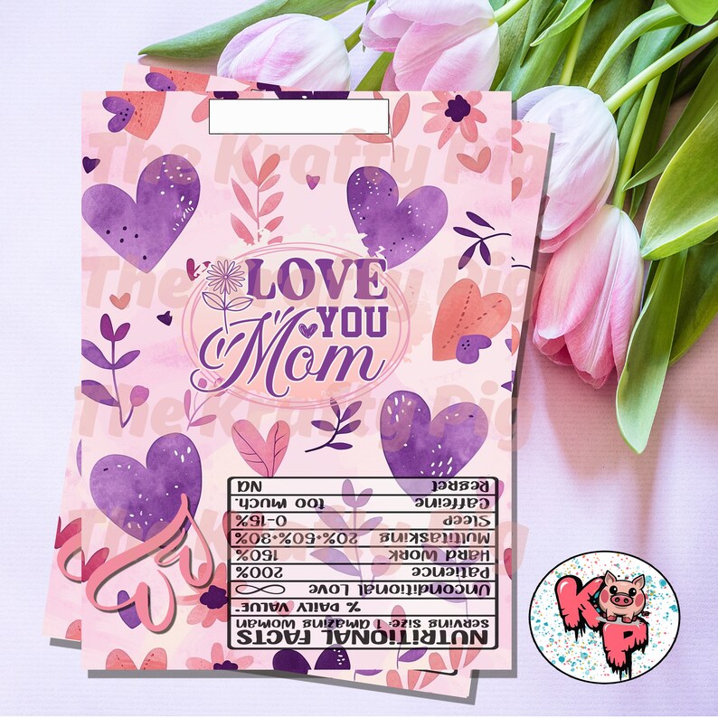 Pode incluir: Cora&ccedil;&otilde;es de aquarela rosa e roxo com detalhes florais sobre um fundo rosa. O texto "LOVE YOU MOM" est&aacute; em um c&iacute;rculo branco com um cora&ccedil;&atilde;o rosa no centro. A imagem tamb&eacute;m inclui um r&oacute;tulo de informa&ccedil;&otilde;es nutricionais com uma lista humor&iacute;stica das qualidades que as m&atilde;es possuem.