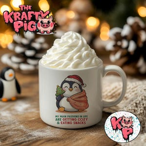 Taza navideña con diseño de pingüino "Keeping Cozy & Snacks", taza de sublimación de 11 oz, linda taza, taza personalizada, taza navideña, regalo, taza PNG, pingüinos
