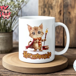 Puede incluir: Taza de cerámica blanca con una ilustración de dibujos animados de un gato atigrado marrón que lleva una túnica de mago roja y dorada y sostiene una varita mágica. El texto "Hermeownie" está impreso debajo del gato.