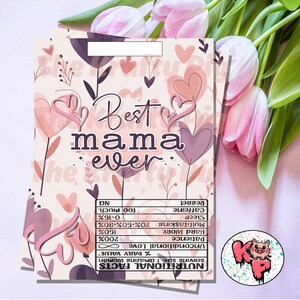 Pode incluir: Um cart&atilde;o rosa e branco com um padr&atilde;o floral e o texto "Best mama ever". O cart&atilde;o tem um r&oacute;tulo de informa&ccedil;&otilde;es nutricionais com uma lista humor&iacute;stica de qualidades, incluindo "Amor incondicional", "Paci&ecirc;ncia" e "Trabalho &aacute;rduo".