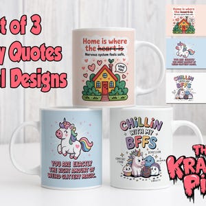 Könnte beinhalten: Set aus drei weißen Keramikbechern mit humorvollen Zitaten und skurrilen Designs. Ein Becher zeigt eine Hausillustration mit dem Text "Home is where the heart is". Ein weiterer Becher hat ein Einhorn und das Zitat "You are exactly the right amount of weird glittery magic."