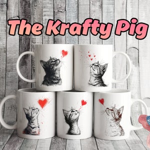 5 CHATS dessinés à la main avec des coeurs rouges, dessins de MUG de 11 oz, clipart de tasse d'AMOUR par sublimation, lot de tasses personnalisé, cadeau unique de la Saint-Valentin !