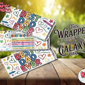 Könnte beinhalten: Eine weiße Schokoriegelverpackung mit dem Text "BEST DAD EVER" in bunten Buchstaben. Die Verpackung ist mit Herzen, Sternen und Buntstiftillustrationen verziert. Die Verpackung ist für einen Galaxy-Riegel von 100g oder 110g konzipiert.