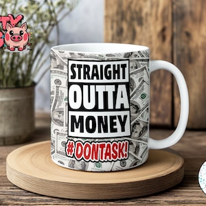 Puede incluir: Taza de cerámica blanca con asa, con un diseño de billetes de dólar estadounidense. La taza tiene el texto "STRAIGHT OUTTA MONEY" en un bloque blanco y negro, con el hashtag "#DON'TASK!". La taza está sobre un posavasos de madera.