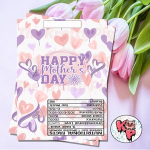 Pode incluir: Um cart&atilde;o imprim&iacute;vel rosa e roxo com um padr&atilde;o de cora&ccedil;&otilde;es e o texto "Feliz Dia das M&atilde;es". O cart&atilde;o tamb&eacute;m inclui um r&oacute;tulo de informa&ccedil;&otilde;es nutricionais com uma lista humor&iacute;stica de qualidades que as m&atilde;es possuem, como "Amor incondicional", "Paci&ecirc;ncia" e "Trabalho &aacute;rduo".