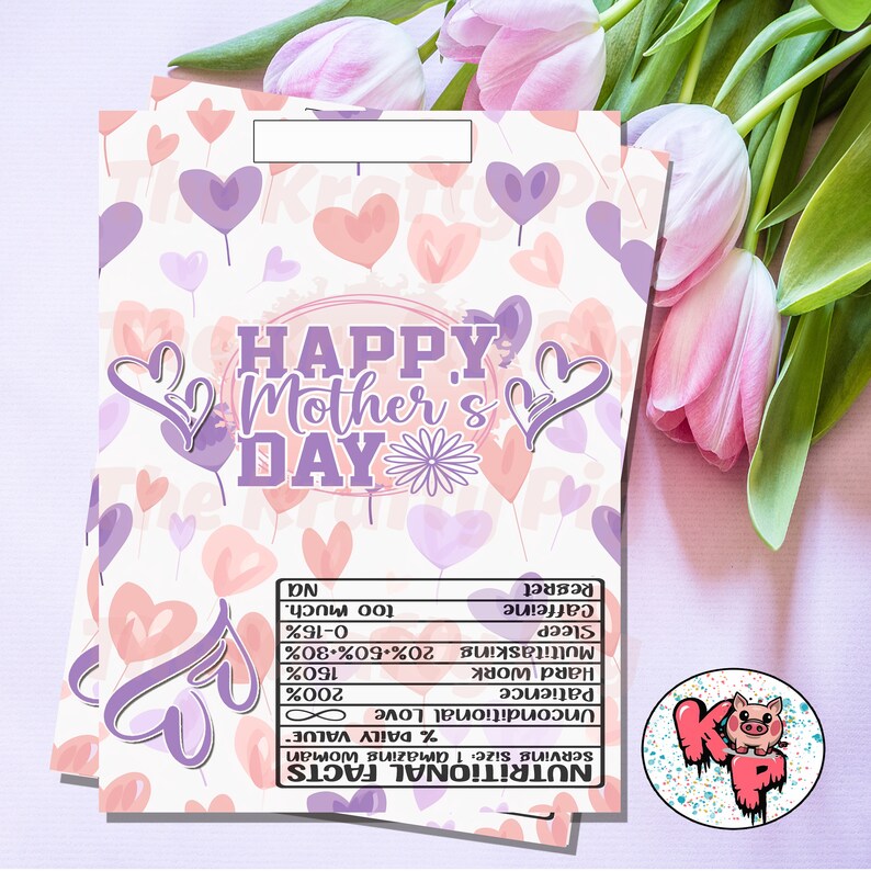 Pode incluir: Um cart&atilde;o imprim&iacute;vel rosa e roxo com um padr&atilde;o de cora&ccedil;&otilde;es e o texto "Feliz Dia das M&atilde;es". O cart&atilde;o tamb&eacute;m inclui um r&oacute;tulo de informa&ccedil;&otilde;es nutricionais com uma lista humor&iacute;stica de qualidades que as m&atilde;es possuem, como "Amor incondicional", "Paci&ecirc;ncia" e "Trabalho &aacute;rduo".