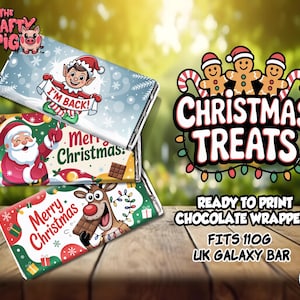 Może przedstawiać: Opakowania czekoladowych batonów o tematyce świątecznej. Jedno opakowanie przedstawia elfa z transparentem z napisem „I'm Back!”, drugie Świętego Mikołaja, a trzecie renifera. Słowa „Christmas Treats” są wyświetlane z piernikowymi ludzikami.