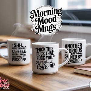 Puede incluir: Tres tazas de café de cerámica blanca con texto negro. Una taza dice: "SHH... DÉJAME TOMAR MI CAFÉ ANTES DE DECIRTE QUE TE VAYAS A LA MIERDA." Otra dice: "FUCK THIS, FUCK THAT, FUCK YOU. Pero primero... Café." La tercera dice: "OTRO DÍA GLORIOSO ARRUINADO POR LA RESPONSABILIDAD."