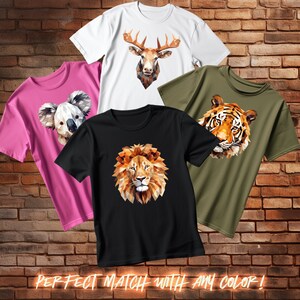 以下が含まれることがあります： 動物のデザインが異なる4つのTシャツ。デザインは鹿、コアラ、ライオン、トラです。Tシャツは白、ピンク、黒、緑など、さまざまな色があります。