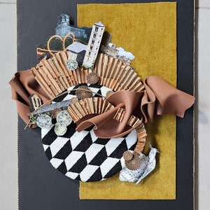 Movimento rotondo. Collage/assemblaggio realizzato con materiali riciclati.