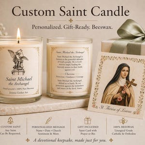Puede incluir: Vela de San personalizada con una llama encendida, con una etiqueta "San Miguel Arcángel" y una ilustración. Incluye una caja de regalo con un lazo, una tarjeta con una imagen de un santo y el texto "Personalizado. Listo para regalar. Cera de abejas."