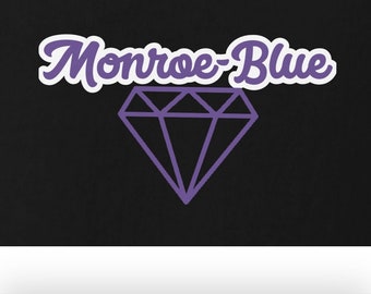 以下が含まれることがあります： 紫色のダイヤモンドのグラフィックで、その上に「Monroe-Blue」というテキストがあります。グラフィックは黒い背景です。
