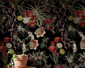 Könnte beinhalten: Ein schwarzer Hintergrund mit einem floralen Muster mit roten, weißen und grünen Blumen. Ein Holzhocker mit einem Terrakotta-Topf darauf steht vor dem gemusterten Hintergrund.