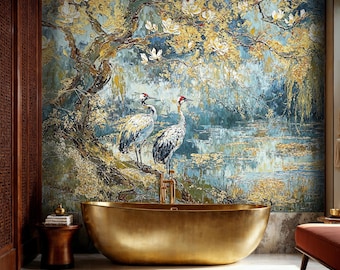Könnte beinhalten: Ein luxuriöses Badezimmer mit einer ovalen Badewanne in Gold. Die Wand hinter der Wanne zeigt ein großes, detailliertes Gemälde von zwei Kranichen auf einem Ast, mit einer ruhigen Wasserszene im Hintergrund. Das Kunstwerk ist reich an Gold-, Blau- und Grüntönen.