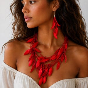 Set di gioielli in stile boho, fatto a mano in pelle rossa, con collana e orecchini regolabili.