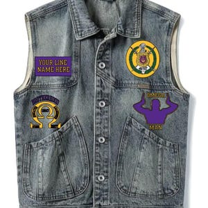 Peut inclure: Un gilet en jean sans manches orné de plusieurs écussons. Les écussons affichent les textes "YOUR LINE NAME HERE", "BROTHERHOOD" et "OMEGA MAN". Le gilet est boutonné et possède deux poches avant. Les écussons présentent des couleurs or, violet et vert.