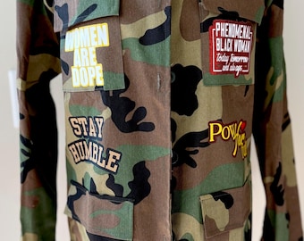 Camo Jacke, ermächtigte Frauen maßgeschneiderte Camo Jacke, Damenjacke, Damen Patch Camo Jacke, Camo Jacke mit Designs, Empowerment Camo